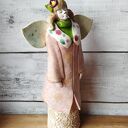 Anioł ceramiczny w pąsowych kolorach