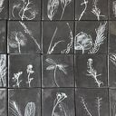 Kafle ceramiczne „Łąka nocą II” - ręcznie robiony panel ścienny z roślinnym motywem