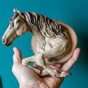 Ręcznie wykonane popiersie konia - ceramiczna ozdoba ścienna
