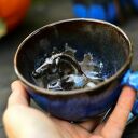 Ceramiczna filiżanka z figurką konia - brązowo - niebieska - na prezent - oryginalna