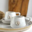 Zestaw dla dwojga Piegi ze stokrotką - białe filiżanki ceramiczne na paterze