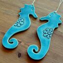 Turkusowe koniki morskie - łazienkowe zawieszki ceramiczne handmade