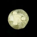 Beżowa miseczka ceramiczna w cętki, na trzech, okrągłych nóżkach - Sand