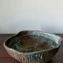 Misa ceramiczna z kolekcji Deep Line - ręcznie rzeźbiona, niebiesko-brązowa