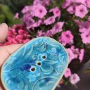 Turkusowa mydelniczka ceramiczna z romantycznym wzorem
