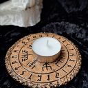 Ceramiczna podstawka rytualna Vegvísir z runami Futhark - rękodzieło z ceramiki