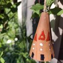 Ceramiczny dzwonek z ptaszkiem - dekoracja ogrodu