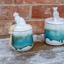 Urokliwa cukiernica z kotem i drewnianą łyżeczką - ceramiczny pojemnik