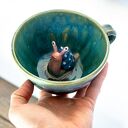 Turkusowa filiżanka ceramiczna z figurką ślimaka - ok. 350 ml