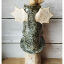 Anioł ceramiczny w płaszczyku z rozwianymi włosami - ręcznie robiony