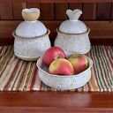 Biała miska ceramiczna w stokrotki do serwowania