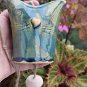 Ceramiczny dzwonek w kształcie kotka - ręcznie robiona ozdoba