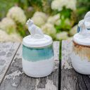 Turkusowo-biała cukiernica ceramiczna z kotem