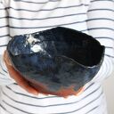 Ceramiczna nieregularna miska na owoce w kolorze terakoty
