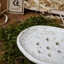 Biała mydelniczka ceramiczna w kształcie elipsy - wypalana dwukrotnie