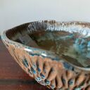 Misa ceramiczna z kolekcji Deep Line - ręcznie rzeźbiona, niebiesko-brązowa