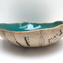 Ceramiczna miska z polnymi roślinami