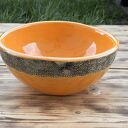 Pomarańczowa umywalka ceramiczna z koronkowym zdobieniem