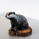Borsuk ceramiczny - ręcznie wykonana figurka na drewnianej podstawie