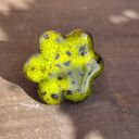 Limonkowy pierścionek ceramiczny w czarne kropki