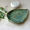 Ceramiczna mydelniczka „FUNKIA” - turkus i zieleń z odpływem wody