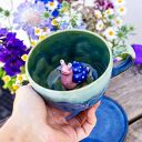 Turkusowa filiżanka do herbaty z ceramiczną figurką - rękodzieło