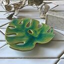 Mydelniczka „Liść monstery” - ceramiczny liść w turkusie i zieleni