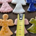 Magnesy ceramiczne aniołki - kolorowe podziękowanie dla gości