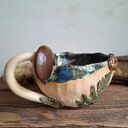 Kubek ceramiczny Leśny - handmade z paprociami, grzybami i jaszczurką