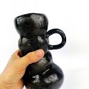 Ręcznie robiony wazon ceramiczny w czerni z delikatnymi szarymi prześwitami 
