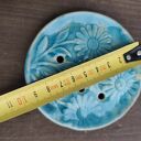 Turkusowa mydelniczka ceramiczna z kwiatowym wzorem