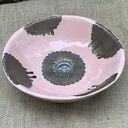 Różowa umywalka ceramiczna nablatowa - ręcznie robiona z koronkowym zdobieniem
