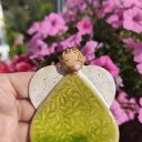 Ceramiczny aniołek z serduszkami - ręcznie wykonana dekoracja