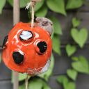Ceramiczny dzwonek Biedronka - ręcznie wykonana dekoracja na balkon i do ogrodu
