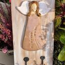 Ceramiczny anioł na drewnianej desce - ozdobny wieszak