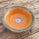 Pomarańczowa umywalka ceramiczna z dekoracyjnym rantem