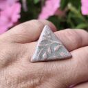 Pierścionek ceramiczny z motywem liści - rękodzieło handmade