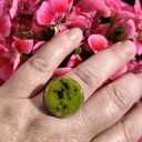 Zielony pierścionek ceramiczny handmade na regulowanej obrączce