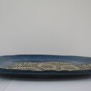 Owalny granatowy talerz ceramiczny z koronkowym wzorem