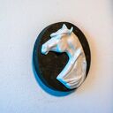 Porcelanowy koń na ciemnym drewnie - ręcznie robiony dekor ścienny