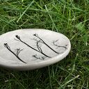 Talerzyk ceramiczny z odbiciem prawdziwych roślin