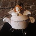 pojemnik na różności z przykrywką, rzeźba ceramiczna postać, dziewczyna