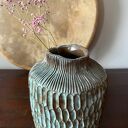 Wazon ceramiczny „Deep Lines” - ręcznie szkliwiony w głębokim niebieskim