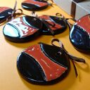 Zestaw 6 rustykalnych zawieszek - ceramiczne bombki z białej gliny