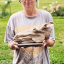 Ręcznie wykonana ceramiczna rzeźba głowy konia na drewnianej podstawie
