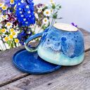 Turkusowa filiżanka do herbaty z ceramiczną figurką - rękodzieło