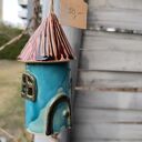 Turkusowy domek ceramiczny dzwonek Wolna Chwila - rękodzieło do ogrodu i na balkon