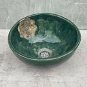 Zielona ceramiczna umywalka handmade z ozdobnym detalem