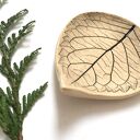 Ręcznie formowany talerzyk z ceramicznym listkiem na biżuterię