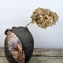 Wazon ceramiczny handmade w kolorze czekolady z listkami z postarzanej miedzi